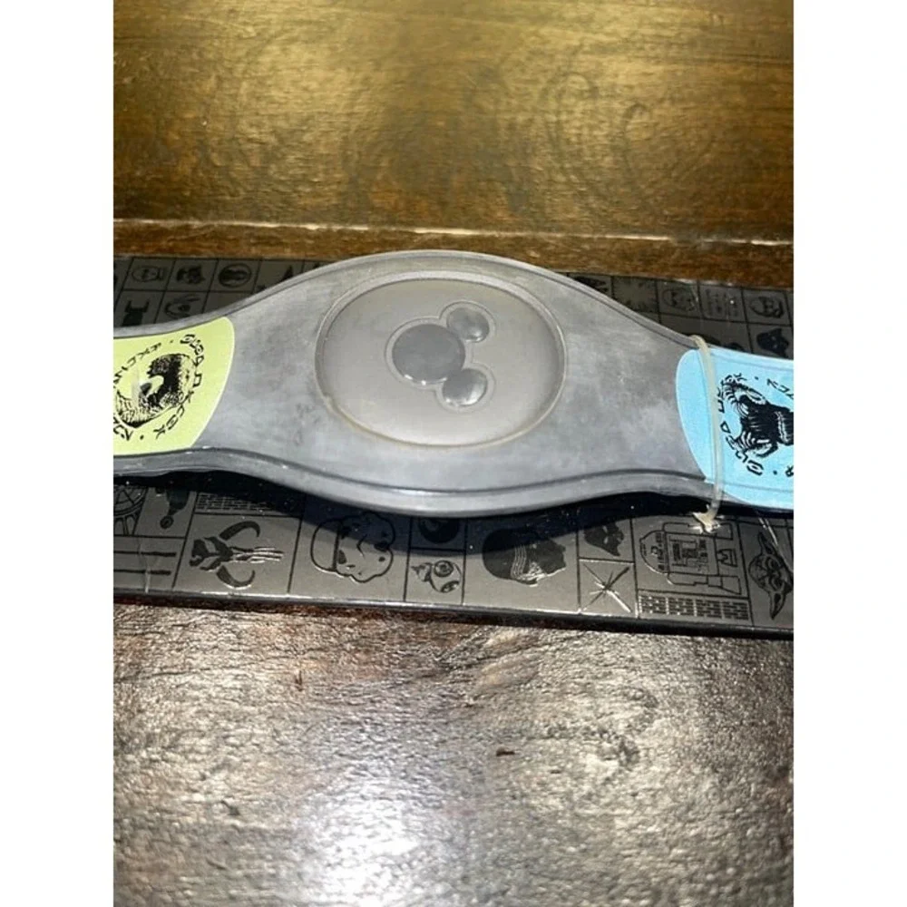 Disney Parks Star Wars Galaxy's Edge Blue & Green Milk Magicband‎ Linkable